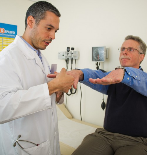 La malattia o morbo di Parkinson è una sindrome ipocinetica rigida o paralisi agitante. La causa che porta alla morte in pazienti affetti da morbo di Parkinson è sconosciuta. La malattia è stata identificata nel 1817 da James Parkinson, che pubblicò un saggio in cui segnalava 6 casi di paralisi agitante. Il medico descrisse nell’opera i sintomi caratteristici della malattia: tremore a riposo, postura e andatura anomala, paralisi, diminuzione della forza muscolare e la progressione nel tempo della malattia. Dopo di lui anche altri neurologi studiarono il male arrivando a comprendere meglio i sintomi. Tra questi è sicuramente da menzionare Jean-Martin Charcot, i cui studi tra il 1868 e il 1881 furono un punto di riferimento per la malattia, poiché gli va attribuito il merito di aver compreso la differenza tra rigidità, debolezza e bradicinesia. Fino al 1920 per curare il Parkinson veniva utilizzata la somministrazione di anticolinergici e la chirurgia, successivamente venne introdotto l’utilizzo della levodopa. La malattia di Parkinson è la seconda malattia neuro-degenerativa più comune dopo la malattia di Alzheimer. Ha una prevalenza della 0,3% nei paesi industrializzati. È una malattia che colpisce maggiormente in età geriatrica, arrivando a toccare il 4% della popolazione sopra i 60 anni. L’età media di insorgenza di aggira intorno ai 60 anni. Il 28 novembre in Italia si festeggia la giornata della malattia di Parkinson, volta a creare una sensibilizzazione verso questa patologia che colpisce circa 5 milioni di persone in tutto il mondo. I volontari durante questa giornata ribadiscono il ruolo cruciale della ricerca scientifica nella lotta, con il preciso obiettivo di arrivare ad effettuare il maggior numero di diagnosi precliniche. La diagnosi preclinica a differenza di quella precoce viene effettuata alla persona “apparentemente” sana che non manifesta ancora i sintomi tipici della patologia. Questa diagnosi permette di anticipare la comparsa della malattia di Parkinson così anche da modificare il decorso con una tempestiva terapia di base. Dallo uno studio dell’Università di Verona, dal titolo «Pisa syndrome in Parkinson’s disease: an observational multicenter italian study» che ha coinvolto 1631 pazienti malati, è emerso che fattori muscolo-scheletrici come l’osteoporosi e la presenza di artrosi aumentano il rischio del Parkinson del 60%, mentre i problemi di deambulazione aumentano l’insorgenza di circa 3 volte. Nel corso degli anni, sono stati individuati alcuni sintomi preclinici che possono aiutare il soggetto nell’identificazione della malattia, così da ritardarne la degenerazione: Perdita dell’olfatto La perdita dell’olfatto è il primo dei sintomi preclinici che deve mettere in allarme il soggetto. È anche il primo ad essere sopravvalutato. Insieme alla perdita dell’olfatto, un altro dei sintomi è la perdita del gusto; la perdita dei due sensi è dovuta alla morte delle cellule del cervello che producono dopamina. Alcuni ricercatori ritengono che questo sintomo così importante, tanto da sviluppare un testo per lo screening olfattivo. Disturbi nel sonno Il disturbo del sonno è un altro sintomo che dovrebbe innescare nel soggetto preclinico un campanello d’allarme verso il morbo di Parkinson. I malati manifestano durante la fase REM dei disturbi di comportamento in cui possono gridare, tirare calci e digrignare i denti. Gli studi hanno dimostrato che chiunque era affetto da questi sintomi, nell’arco di 10 anni avrebbe sviluppato il morbo. Al sonno sono legati anche altri due sintomi: la sindrome delle gambe senza riposo e l’apnea notturna. Circa il 40% dei malati di Parkinson manifesta queste complicanze. Problemi intestinali e problemi alla vescica Uno dei problemi legati al Parkinson è la stitichezza e quindi anche ai gas intestinali. Questo complicanza arriva a manifestarsi a causa dell’influenza del morbo nelle funzioni del sistema nervoso autonomo. Un modo per riconoscere la stipsi dalla stitichezza da Parkinson è che quest’ultima è spesso accompagnata da una sensazione di pienezza. Mancanza di espressione facciale La mancanza di dopamina può causare una innaturale rigidità dei muscoli facciali. Il termine maschera di Parkinson è usato nella forma estrema della malattia. Dolore al collo persistente Questo è il terzo segnale più frequente che dovrebbe mettere in allarme il soggetto dal morbo di Parkinson. Generalmente è riscontrato nelle donne. Il dolore tuttavia è riconoscibile perché diverso dal normale torcicollo, per la persistente presenza per molti giorni. In alcune persone si manifesta come un intorpedimento o formicolio. Scrittura lenta e stretta Altro sintomo preclinico è la perdita e/o il rallentamento dei movimento spontanei e continui. Il malato inizierà ad avere problemi anche nel lavarsi e nel vestirsi. Cambiamenti del tono della voce e della parola La voce cambia in un malato di Parkinson, diventano più flebile e monotona. Anche pronunciare male le parole può essere un segnale d’allarme, poiché con l’andare avanti della malattia in alcuni pazienti si manifesta la difficoltà ad aprire la bocca. Braccia che non oscillano liberamente Con l’inizio della malattia, inizia anche a manifestarsi anche la rigidità dei muscoli, cominciando proprio dalle braccia che avranno un ridotto movimento. Eccessiva sudorazione Avviene con il modificarsi del sistema nervoso autonomo, poiché provoca un cambiamento della pelle e delle ghiandole sudoripere. Cambiamenti dell’umore e della personalità Già dall’insorgere della malattia si manifesta un’ansia non giustificata, un ritiro sociale e depressione immotivata. Alcune persone manifestano anche cambiamenti nelle abilità di pensiero e in particolare di concentrazione.