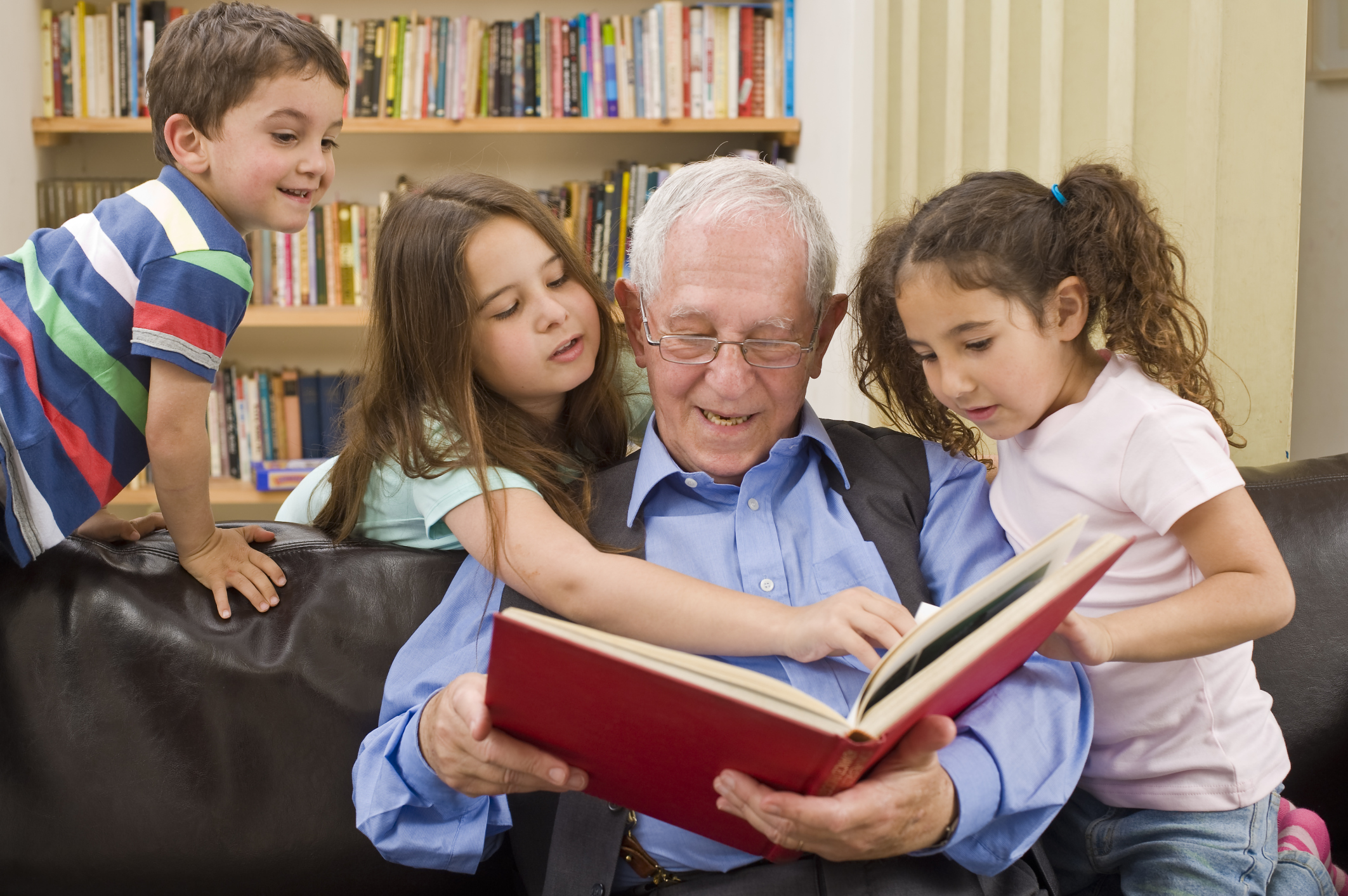 Old man child. Семейное чтение. Родители читают. Книги для детей. Родители и дети.