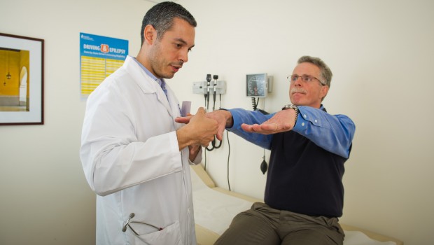 La malattia o morbo di Parkinson è una sindrome ipocinetica rigida o paralisi agitante. La causa che porta alla morte in pazienti affetti da morbo di Parkinson è sconosciuta. La malattia è stata identificata nel 1817 da James Parkinson, che pubblicò un saggio in cui segnalava 6 casi di paralisi agitante. Il medico descrisse nell’opera i sintomi caratteristici della malattia: tremore a riposo, postura e andatura anomala, paralisi, diminuzione della forza muscolare e la progressione nel tempo della malattia. Dopo di lui anche altri neurologi studiarono il male arrivando a comprendere meglio i sintomi. Tra questi è sicuramente da menzionare Jean-Martin Charcot, i cui studi tra il 1868 e il 1881 furono un punto di riferimento per la malattia, poiché gli va attribuito il merito di aver compreso la differenza tra rigidità, debolezza e bradicinesia. Fino al 1920 per curare il Parkinson veniva utilizzata la somministrazione di anticolinergici e la chirurgia, successivamente venne introdotto l’utilizzo della levodopa. La malattia di Parkinson è la seconda malattia neuro-degenerativa più comune dopo la malattia di Alzheimer. Ha una prevalenza della 0,3% nei paesi industrializzati. È una malattia che colpisce maggiormente in età geriatrica, arrivando a toccare il 4% della popolazione sopra i 60 anni. L’età media di insorgenza di aggira intorno ai 60 anni. Il 28 novembre in Italia si festeggia la giornata della malattia di Parkinson, volta a creare una sensibilizzazione verso questa patologia che colpisce circa 5 milioni di persone in tutto il mondo. I volontari durante questa giornata ribadiscono il ruolo cruciale della ricerca scientifica nella lotta, con il preciso obiettivo di arrivare ad effettuare il maggior numero di diagnosi precliniche. La diagnosi preclinica a differenza di quella precoce viene effettuata alla persona “apparentemente” sana che non manifesta ancora i sintomi tipici della patologia. Questa diagnosi permette di anticipare la comparsa della malattia di Parkinson così anche da modificare il decorso con una tempestiva terapia di base. Dallo uno studio dell’Università di Verona, dal titolo «Pisa syndrome in Parkinson’s disease: an observational multicenter italian study» che ha coinvolto 1631 pazienti malati, è emerso che fattori muscolo-scheletrici come l’osteoporosi e la presenza di artrosi aumentano il rischio del Parkinson del 60%, mentre i problemi di deambulazione aumentano l’insorgenza di circa 3 volte. Nel corso degli anni, sono stati individuati alcuni sintomi preclinici che possono aiutare il soggetto nell’identificazione della malattia, così da ritardarne la degenerazione: Perdita dell’olfatto La perdita dell’olfatto è il primo dei sintomi preclinici che deve mettere in allarme il soggetto. È anche il primo ad essere sopravvalutato. Insieme alla perdita dell’olfatto, un altro dei sintomi è la perdita del gusto; la perdita dei due sensi è dovuta alla morte delle cellule del cervello che producono dopamina. Alcuni ricercatori ritengono che questo sintomo così importante, tanto da sviluppare un testo per lo screening olfattivo. Disturbi nel sonno Il disturbo del sonno è un altro sintomo che dovrebbe innescare nel soggetto preclinico un campanello d’allarme verso il morbo di Parkinson. I malati manifestano durante la fase REM dei disturbi di comportamento in cui possono gridare, tirare calci e digrignare i denti. Gli studi hanno dimostrato che chiunque era affetto da questi sintomi, nell’arco di 10 anni avrebbe sviluppato il morbo. Al sonno sono legati anche altri due sintomi: la sindrome delle gambe senza riposo e l’apnea notturna. Circa il 40% dei malati di Parkinson manifesta queste complicanze. Problemi intestinali e problemi alla vescica Uno dei problemi legati al Parkinson è la stitichezza e quindi anche ai gas intestinali. Questo complicanza arriva a manifestarsi a causa dell’influenza del morbo nelle funzioni del sistema nervoso autonomo. Un modo per riconoscere la stipsi dalla stitichezza da Parkinson è che quest’ultima è spesso accompagnata da una sensazione di pienezza. Mancanza di espressione facciale La mancanza di dopamina può causare una innaturale rigidità dei muscoli facciali. Il termine maschera di Parkinson è usato nella forma estrema della malattia. Dolore al collo persistente Questo è il terzo segnale più frequente che dovrebbe mettere in allarme il soggetto dal morbo di Parkinson. Generalmente è riscontrato nelle donne. Il dolore tuttavia è riconoscibile perché diverso dal normale torcicollo, per la persistente presenza per molti giorni. In alcune persone si manifesta come un intorpedimento o formicolio. Scrittura lenta e stretta Altro sintomo preclinico è la perdita e/o il rallentamento dei movimento spontanei e continui. Il malato inizierà ad avere problemi anche nel lavarsi e nel vestirsi. Cambiamenti del tono della voce e della parola La voce cambia in un malato di Parkinson, diventano più flebile e monotona. Anche pronunciare male le parole può essere un segnale d’allarme, poiché con l’andare avanti della malattia in alcuni pazienti si manifesta la difficoltà ad aprire la bocca. Braccia che non oscillano liberamente Con l’inizio della malattia, inizia anche a manifestarsi anche la rigidità dei muscoli, cominciando proprio dalle braccia che avranno un ridotto movimento. Eccessiva sudorazione Avviene con il modificarsi del sistema nervoso autonomo, poiché provoca un cambiamento della pelle e delle ghiandole sudoripere. Cambiamenti dell’umore e della personalità Già dall’insorgere della malattia si manifesta un’ansia non giustificata, un ritiro sociale e depressione immotivata. Alcune persone manifestano anche cambiamenti nelle abilità di pensiero e in particolare di concentrazione.