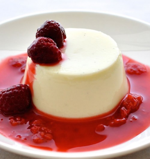 Ecco l’estate con le belle e calde giornate dove solamente alimenti freschi possono dare un po di ristoro. Qui una ricetta facile e veloce per allietare le vostre giornate accaldate con un po di dolcezza: Panna Cotta Home Made. Ecco qui di segui gli ingredienti e il procedimento per fare un’ottima Panna Cotta Ingredienti: 300 ml di Panna fresca liquida 125 ml di latte fresco intero 70 gr di zucchero semolato 70 gr di albumi ½ bacca di vaniglia 1 pizzico di sale Guarnizione 300 gr di fragole 2 cucchiai di zucchero a velo scorza di ½ arancia succo di ½ arancia Preparazione: Iniziate la preparazione mettendo la panna fresca liquida in un pentolino e aggiungetevi il latte fresco intero. Potreste effettuare una variante alternativa che prevede il latte di capra al posto del latte vaccino. Ora unite alla panna e al latte lo zucchero semolato e il pizzico di sale. Infine la bacca di vaniglia incisa e i semini interni prima prelevati e dopo anch’essi aggiunti al liquido. Accendete il fuoco e arrivate a sfiorare il bollore, dopo di che spegnete il fuoco e lasciate in infusione. Quando il tutto sarà tornato a temperatura ambiente si potrà proseguire con la ricetta. Non vi dimenticate di mescolare per bene per fare in modo che lo zucchero si sciolga per bene. Una volta che il tutto è ben freddo, estraete dal composto la vostra bacca di vaniglia precedentemente inserita e aggiungete gli albumi. Sbattete per bene per rompere i vari filamenti e amalgamare il tutto al liquido di panna e latte. Dividete adesso il composto in quattro stampini posizionati all’interno di una teglia e aggiungete al suo interno dell’acqua calda. Cuocete la panna cotta all’interno del foto pre riscaldato, ventilato per 20 minuti a 140°C. Per la guarnizione della vostra panna cotta, pulite e tagliate a pezzi le fragole e mettete a cuocere in una padella antiaderente a fuoco piuttosto vivo e aggiungere lo zucchero con il succo e la scorza d’arancia. Fate cuocere per alcuni minuti finché non si sarà creata una bella crema densa e usate per guarnire la vostra panna cotta ormai fredda. Servite fredde magari con un po di panna montata accanto.