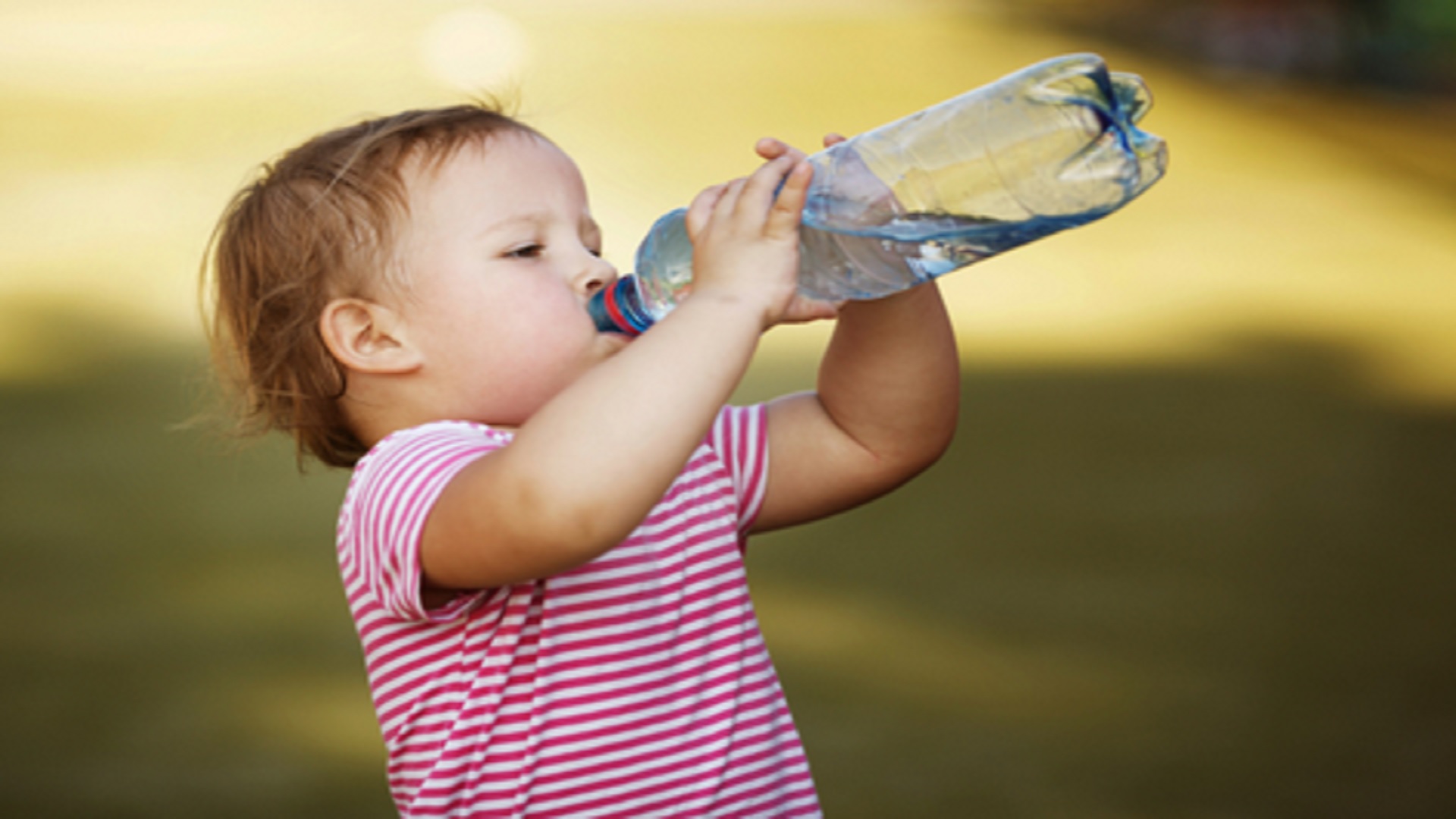 Пить. Пить воду. Ребенок пьет воду. Человек пьет воду. Питье воды.