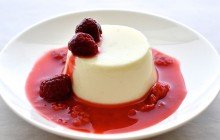 Ecco l’estate con le belle e calde giornate dove solamente alimenti freschi possono dare un po di ristoro. Qui una ricetta facile e veloce per allietare le vostre giornate accaldate con un po di dolcezza: Panna Cotta Home Made. Ecco qui di segui gli ingredienti e il procedimento per fare un’ottima Panna Cotta Ingredienti: 300 ml di Panna fresca liquida 125 ml di latte fresco intero 70 gr di zucchero semolato 70 gr di albumi ½ bacca di vaniglia 1 pizzico di sale Guarnizione 300 gr di fragole 2 cucchiai di zucchero a velo scorza di ½ arancia succo di ½ arancia Preparazione: Iniziate la preparazione mettendo la panna fresca liquida in un pentolino e aggiungetevi il latte fresco intero. Potreste effettuare una variante alternativa che prevede il latte di capra al posto del latte vaccino. Ora unite alla panna e al latte lo zucchero semolato e il pizzico di sale. Infine la bacca di vaniglia incisa e i semini interni prima prelevati e dopo anch’essi aggiunti al liquido. Accendete il fuoco e arrivate a sfiorare il bollore, dopo di che spegnete il fuoco e lasciate in infusione. Quando il tutto sarà tornato a temperatura ambiente si potrà proseguire con la ricetta. Non vi dimenticate di mescolare per bene per fare in modo che lo zucchero si sciolga per bene. Una volta che il tutto è ben freddo, estraete dal composto la vostra bacca di vaniglia precedentemente inserita e aggiungete gli albumi. Sbattete per bene per rompere i vari filamenti e amalgamare il tutto al liquido di panna e latte. Dividete adesso il composto in quattro stampini posizionati all’interno di una teglia e aggiungete al suo interno dell’acqua calda. Cuocete la panna cotta all’interno del foto pre riscaldato, ventilato per 20 minuti a 140°C. Per la guarnizione della vostra panna cotta, pulite e tagliate a pezzi le fragole e mettete a cuocere in una padella antiaderente a fuoco piuttosto vivo e aggiungere lo zucchero con il succo e la scorza d’arancia. Fate cuocere per alcuni minuti finché non si sarà creata una bella crema densa e usate per guarnire la vostra panna cotta ormai fredda. Servite fredde magari con un po di panna montata accanto.